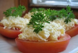 pomidory-s-syrom-i-chesnokom-images-big